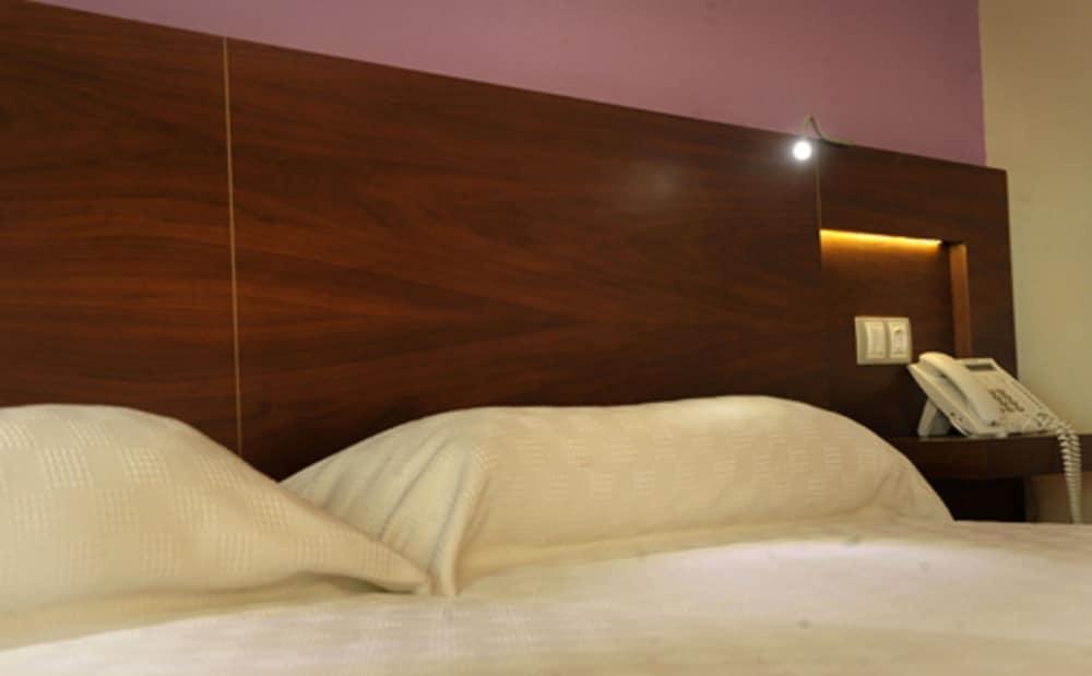 Hotel Corona De Galicia Valga Buitenkant foto
